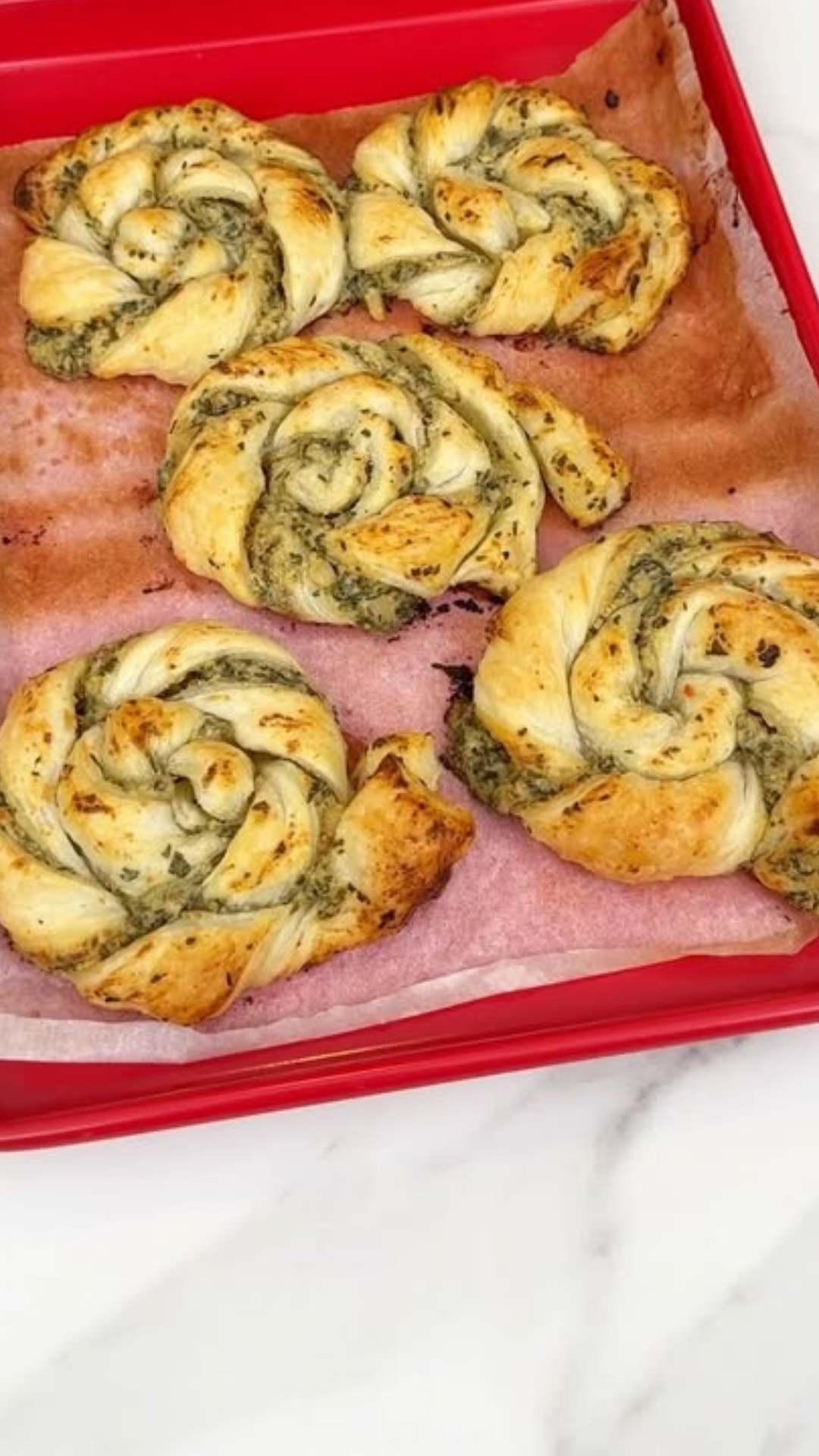 Easy 3 ingredient appetizer! Spinach puff pastry pinwheels
