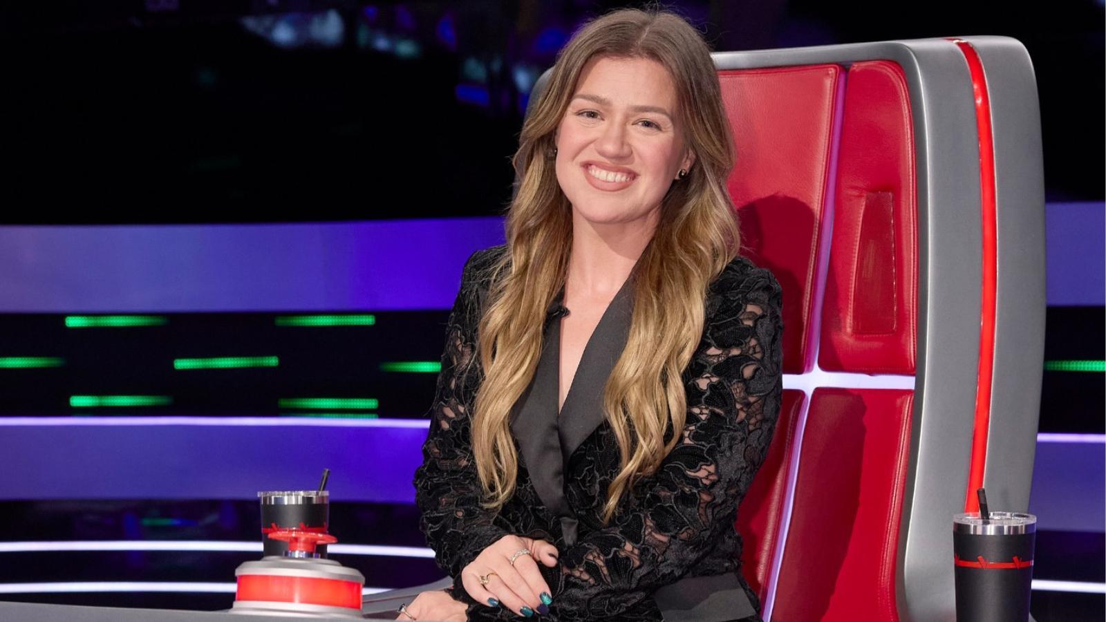 Kelly Clarkson faces 'The Voice' removal petition as 'Birdgate' shop ...