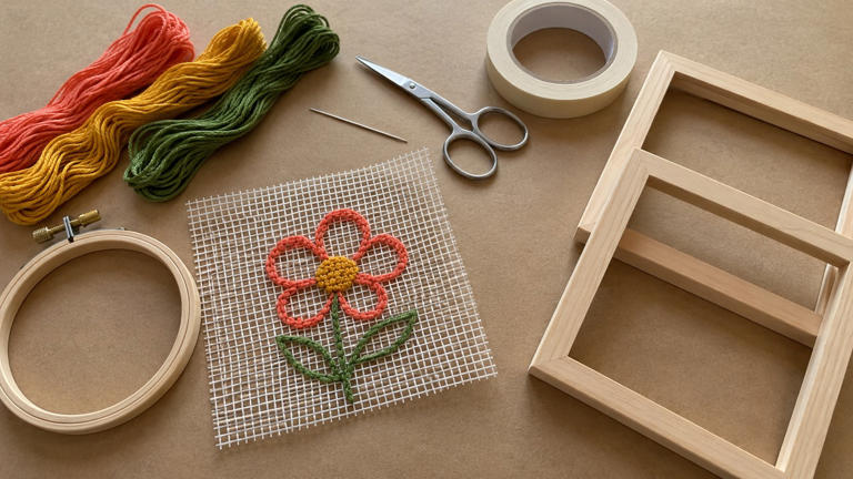 Make framed mesh embroidery with a simple floral design