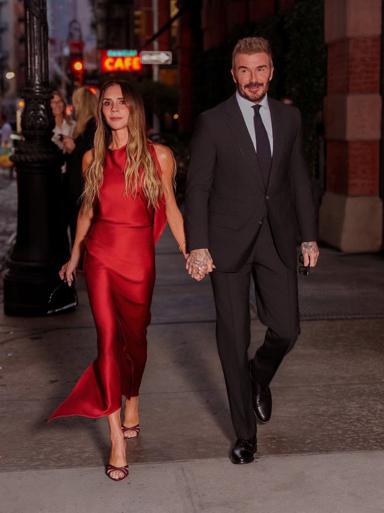 Victoria Beckham deslumbra con un vestido rojo de seda junto a David en ...