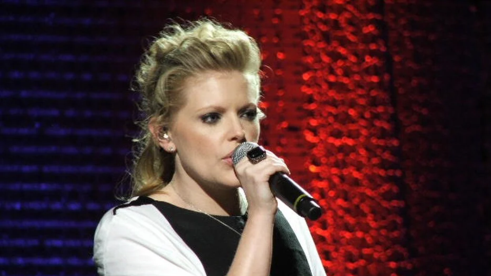 Country singer tells concert fans she is 'ashamed' President Donald ...
