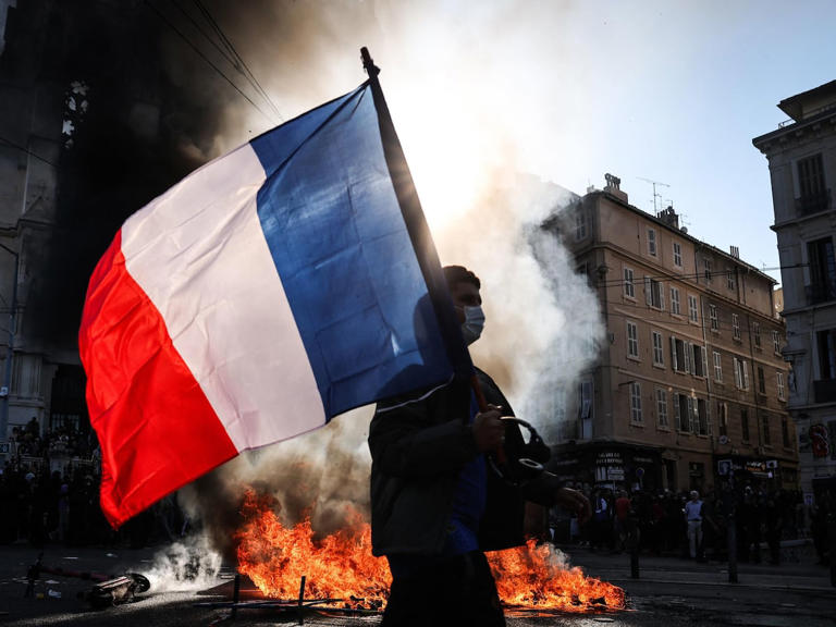 Francia a ferro e fuoco, studenti e gilet gialli in piazza. A Parigi ...
