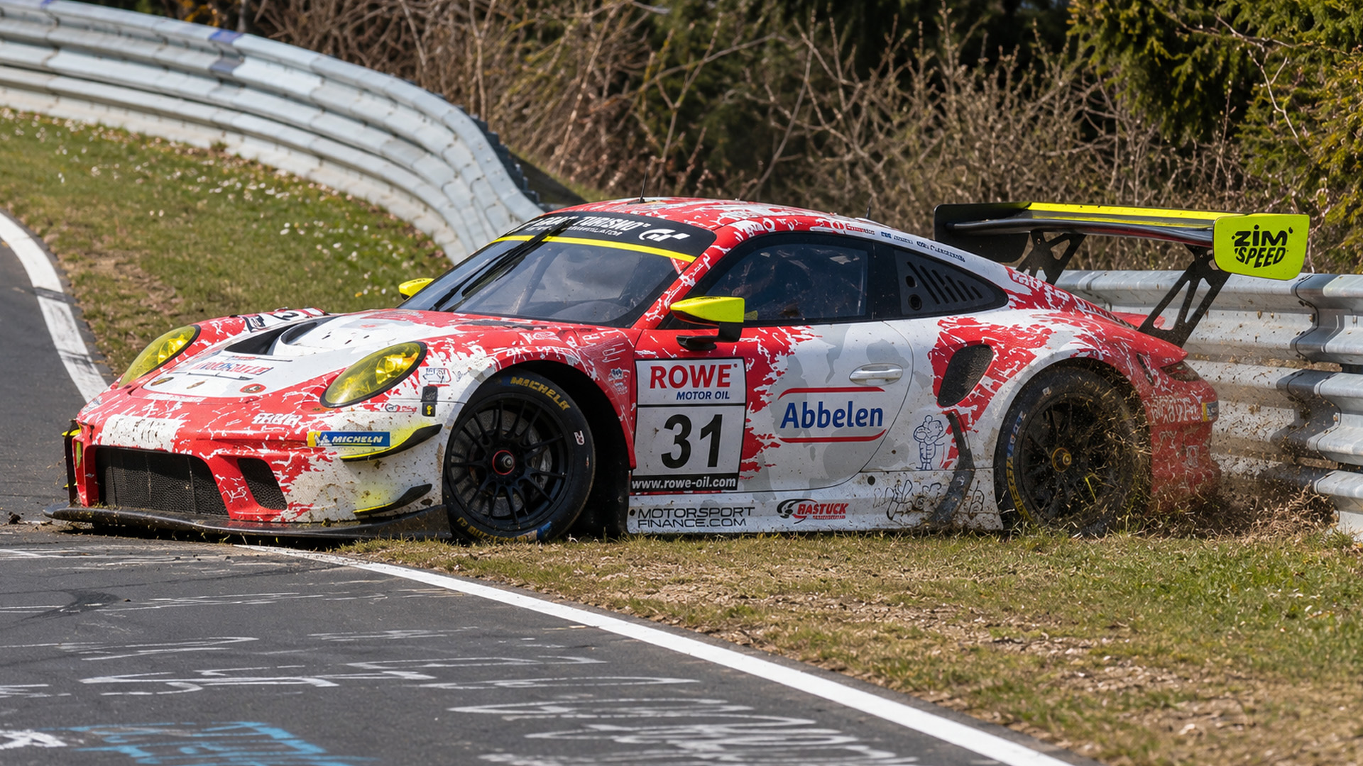 Close racing leads to spins and crashes at Nürburgring
