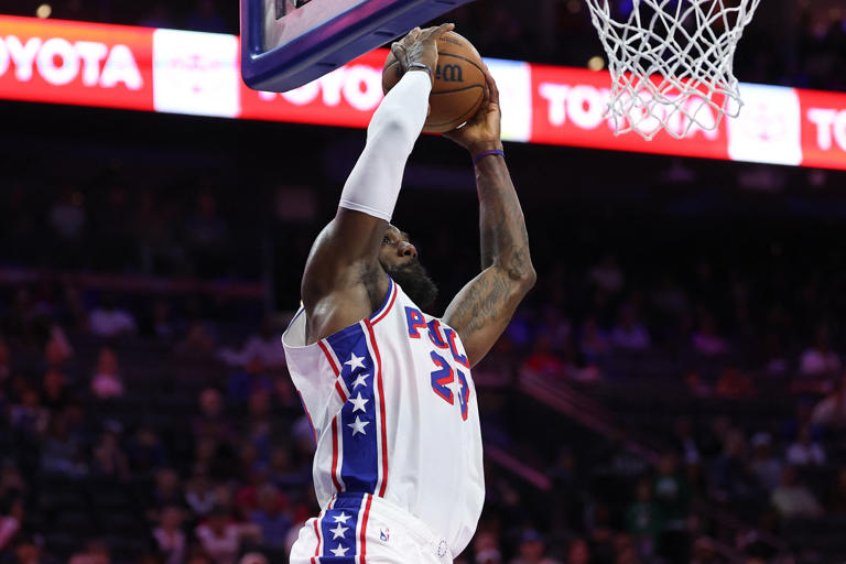See it: LeBron James sends 76ers fans into a frenzy with alley-oop slam