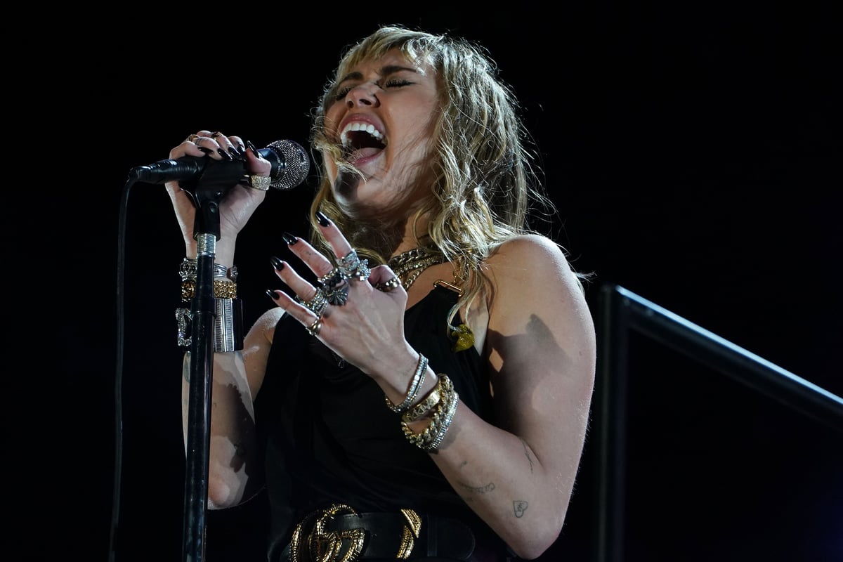 Miley Cyrus breaks down in tears during tribute to Dolly Parton