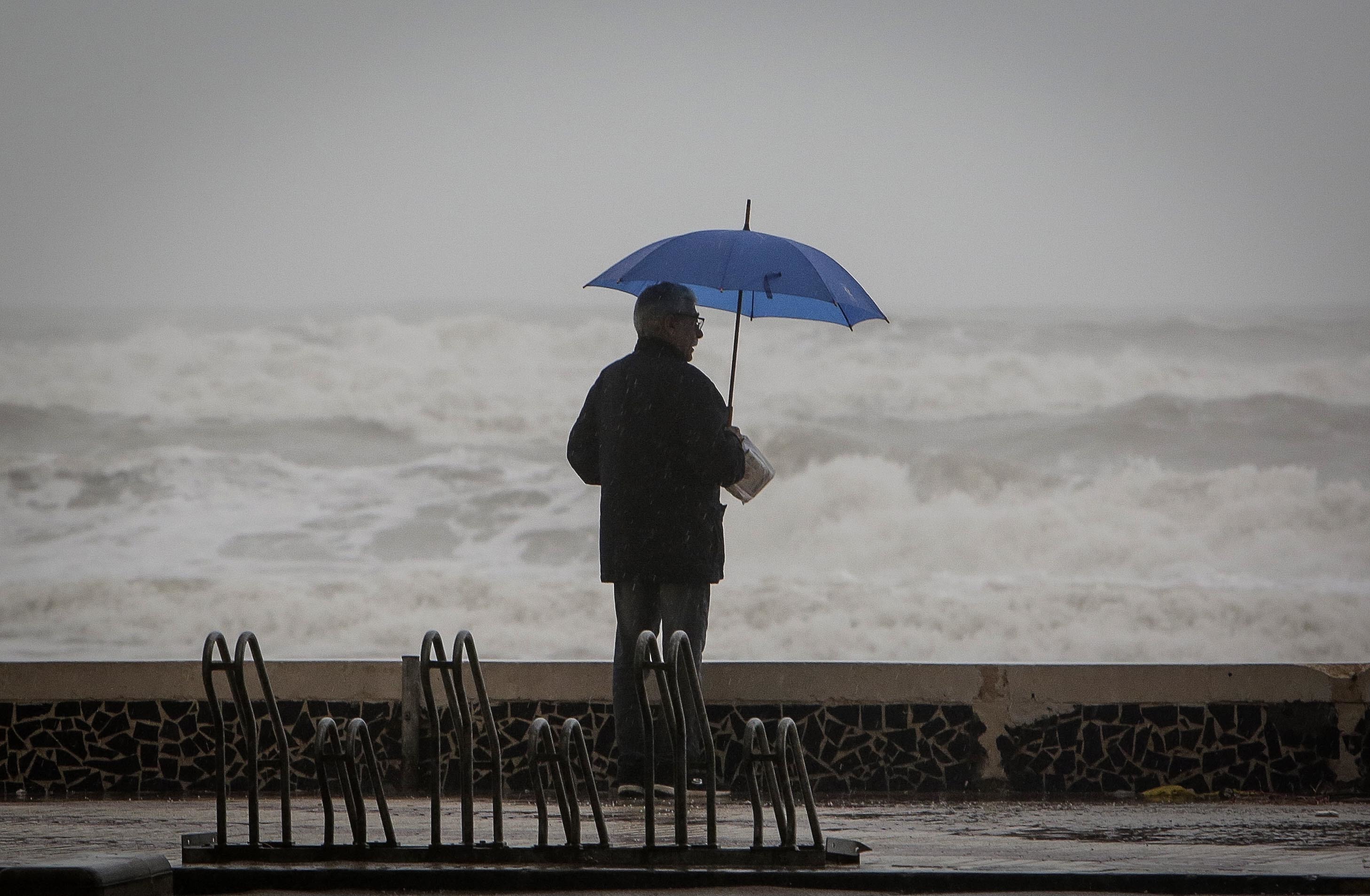 Aemet lanza un aviso rojo para este domingo y lunes en el litoral sur ...