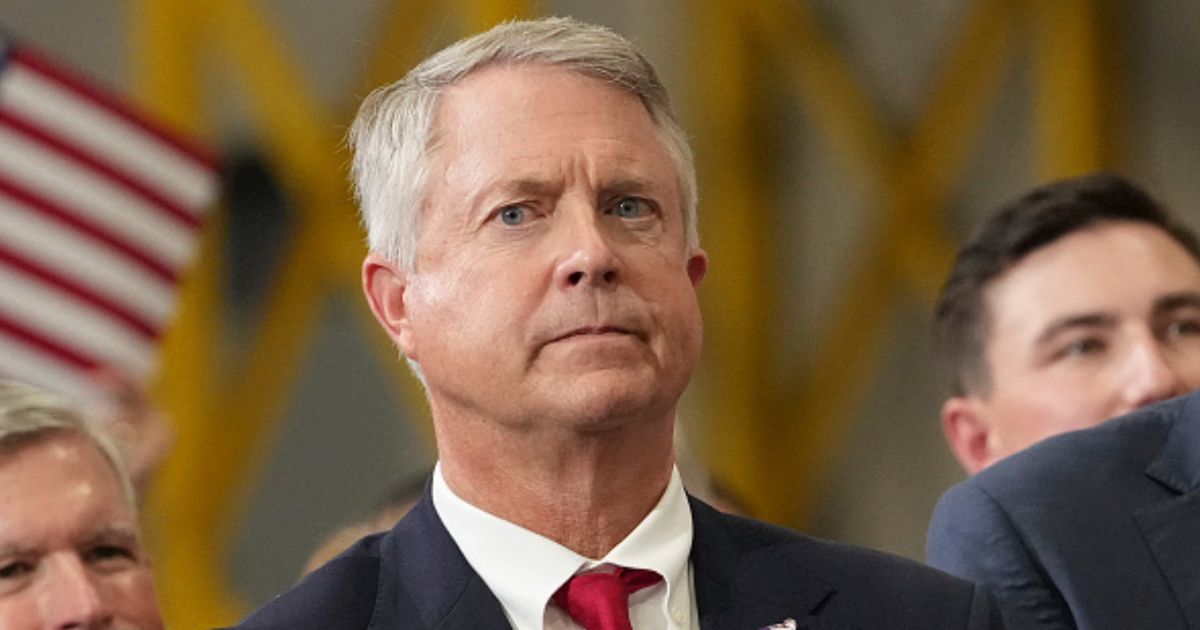 Deep-red Kansas in midterms trouble, Democrat ties with Republican ...
