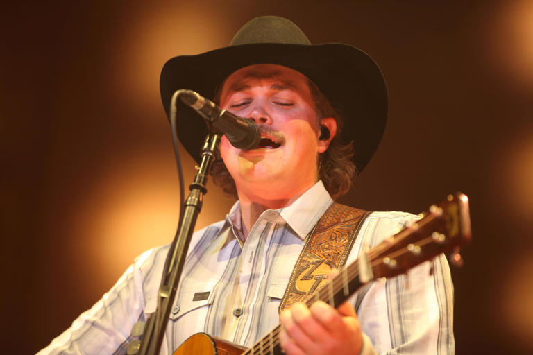Zach Top toasts Brewers, takes '90s country torch at Milwaukee concert