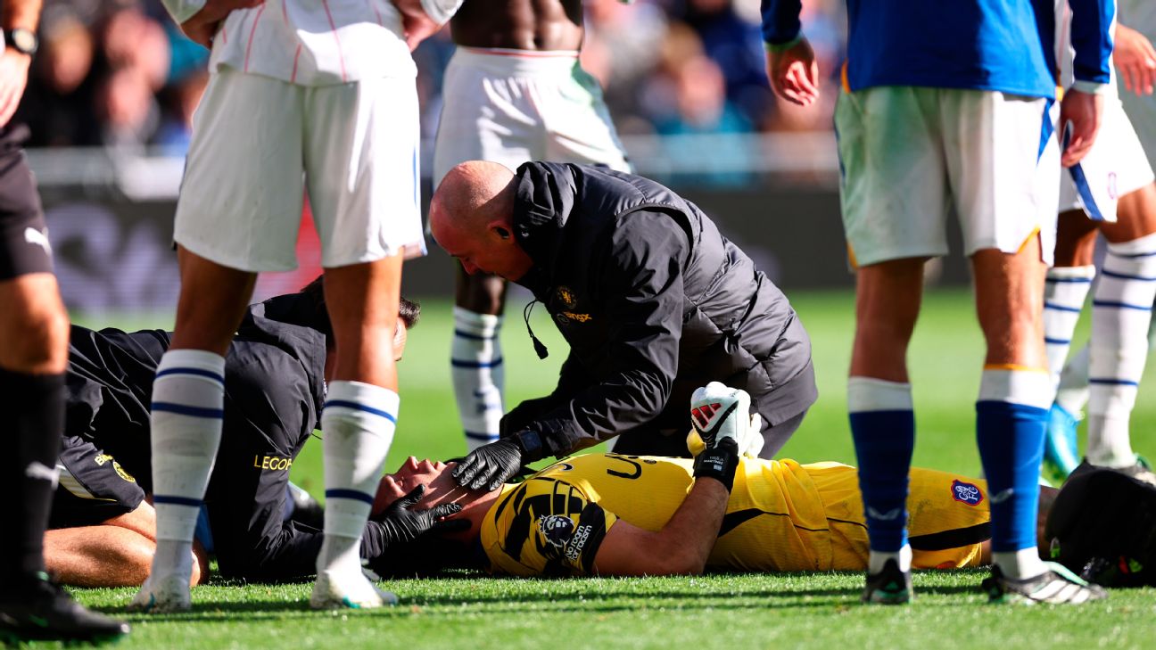 Emi Martínez substituted after receiving lengthy on-pitch treatment for ...