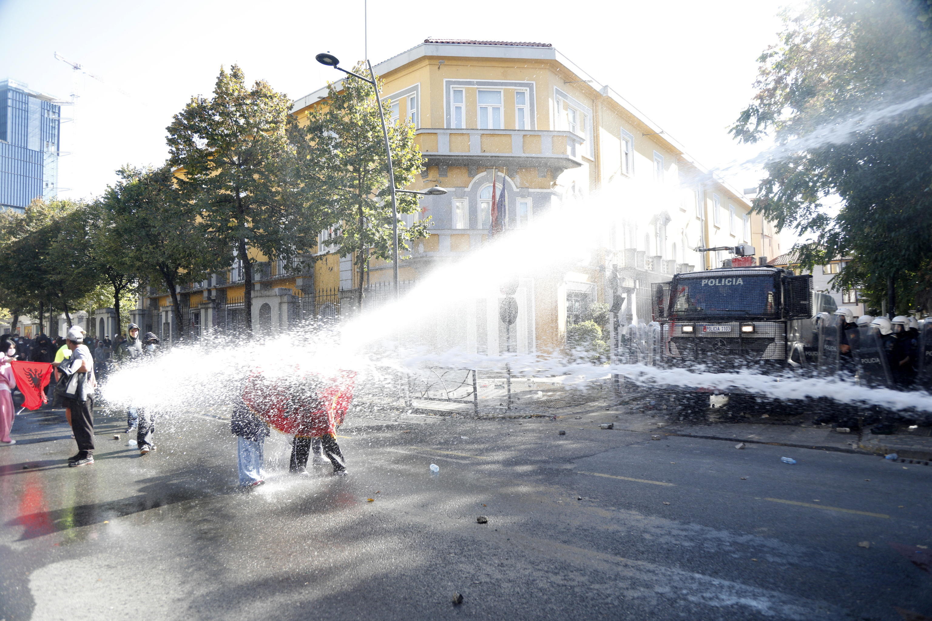 Scontri a Tirana, molotov contro Banca centrale e Corte suprema