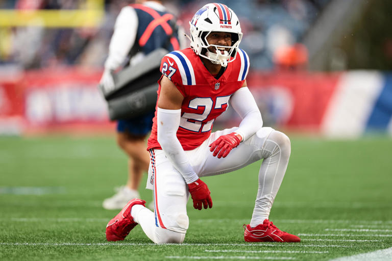 Patriots elevate safety Elliott Davison from practice squad, release ...