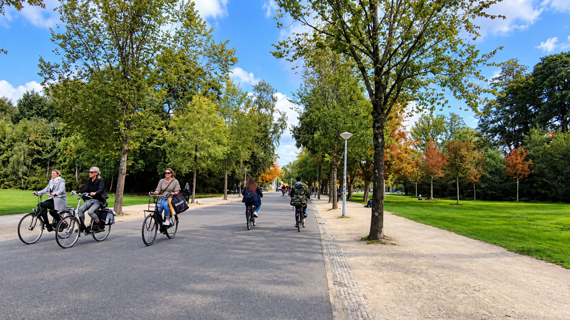 Everyday life in Vondelpark with cyclists and autumn colors (4K)