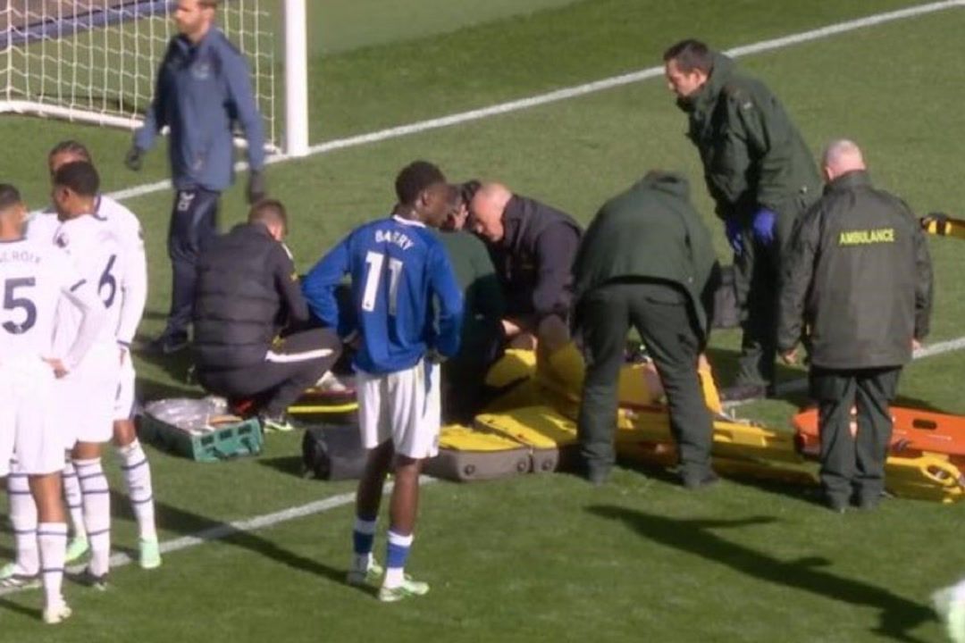 Everton VS Chelsea stopped as Emi Martinez suffers major injury in ...