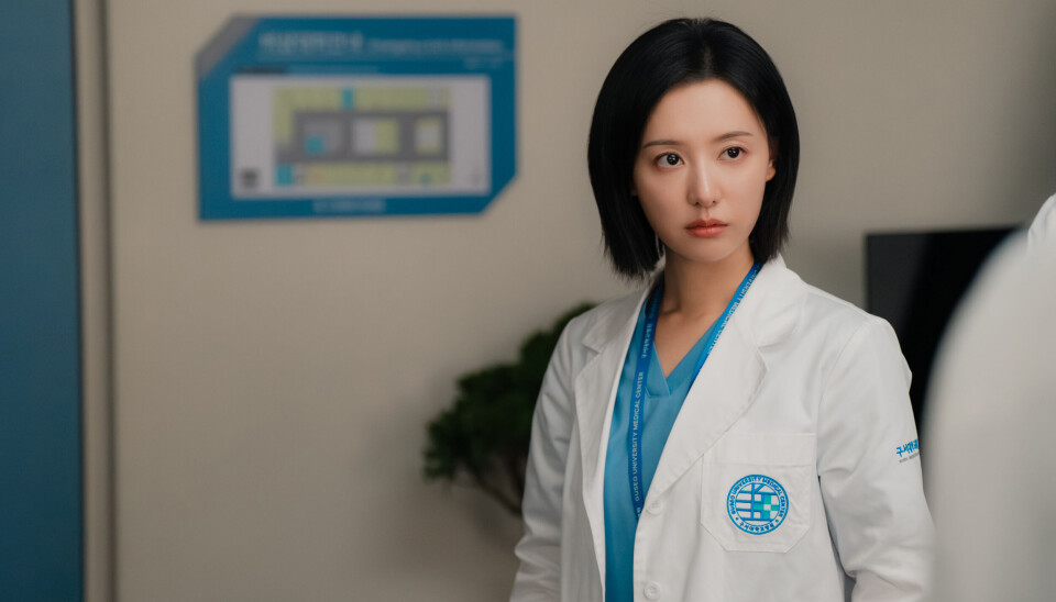 Phim “Doctor X” của Kim Ji Won tăng rating bất chấp tranh cãi