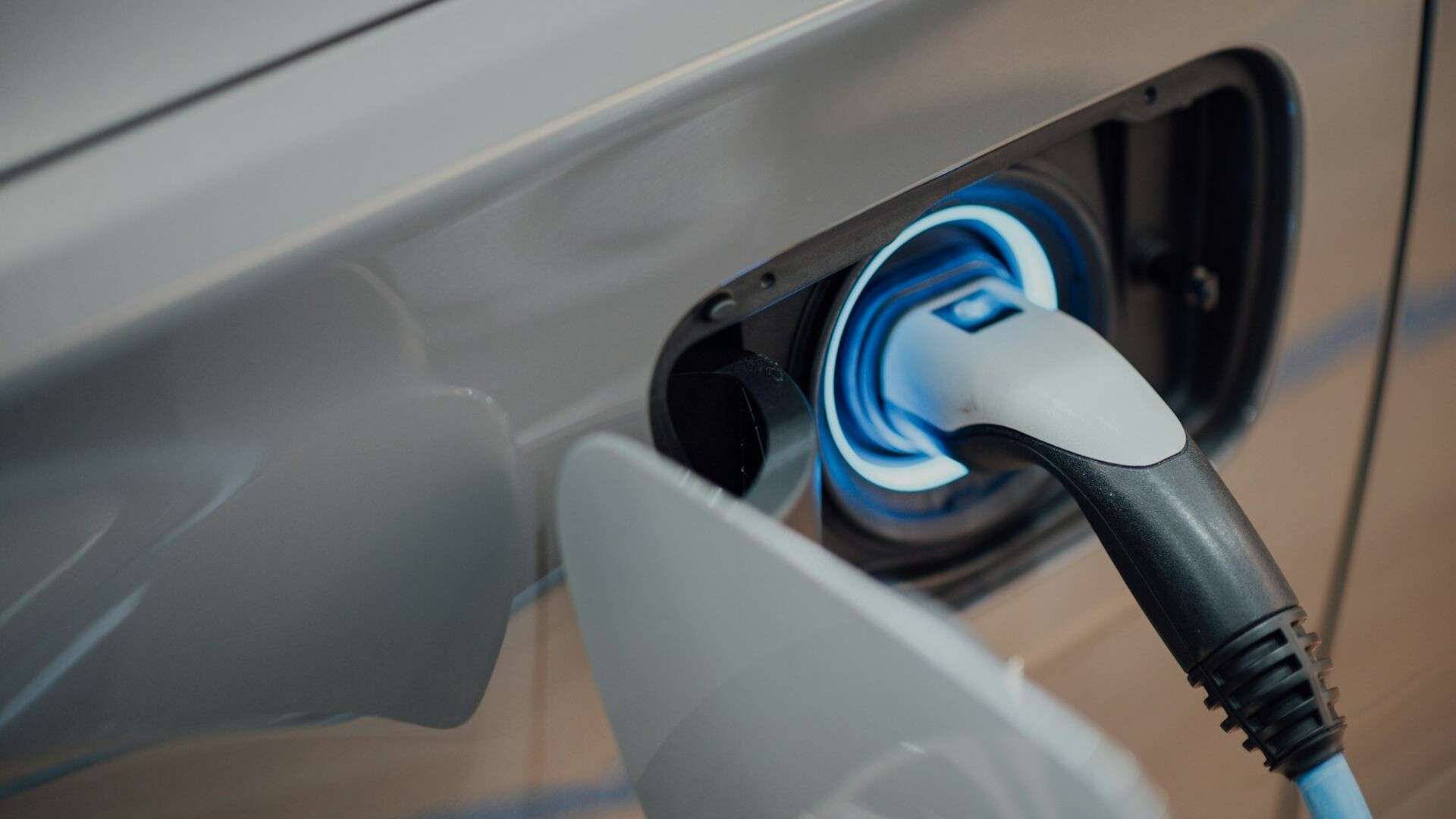 Bigger hubs, higher Tesla prices: Decoding America’s Q3 fast-charging data