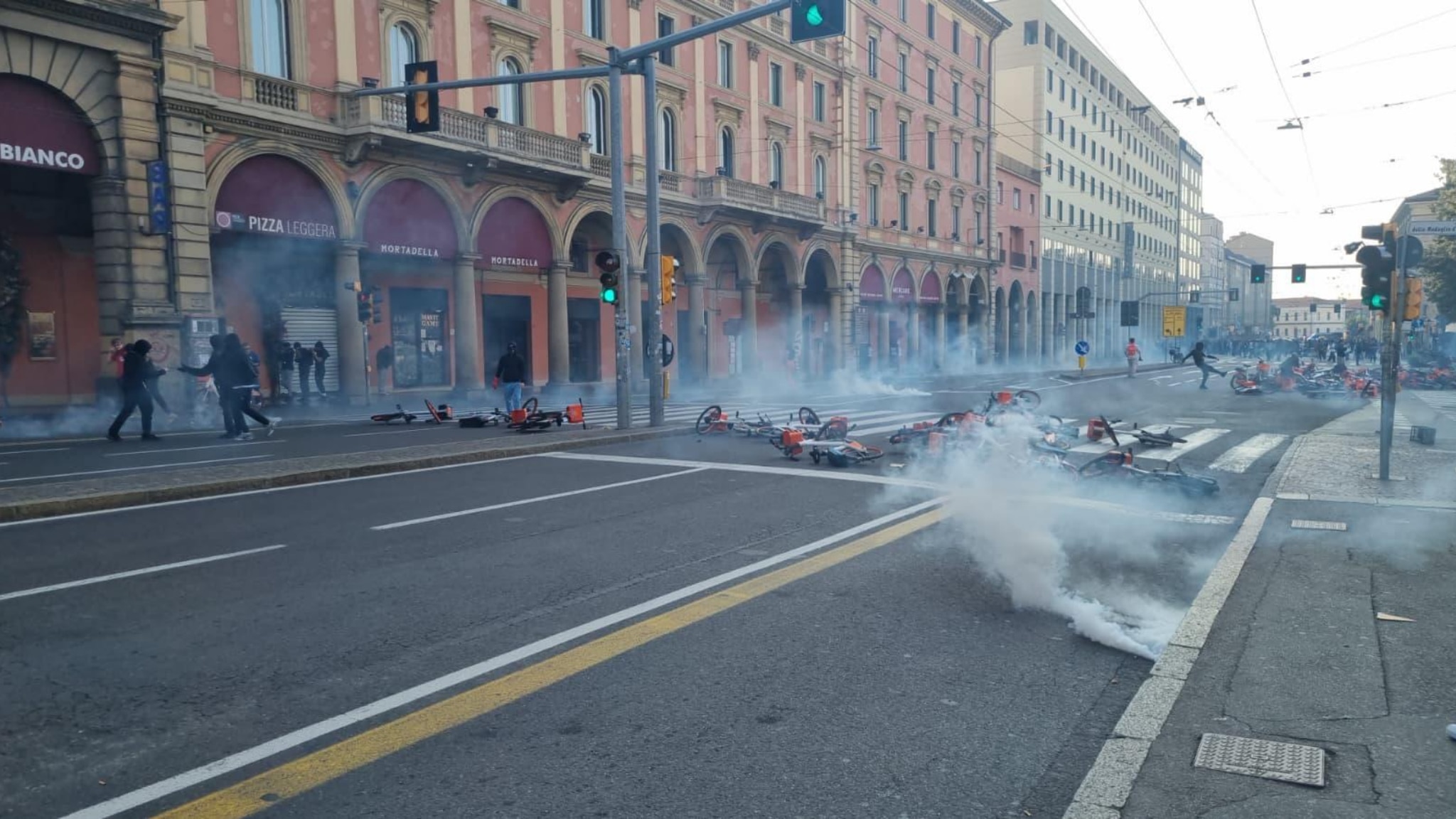 Bologna: disordini e lancio di fumogeni e bombe carta, almeno 7 persone ...