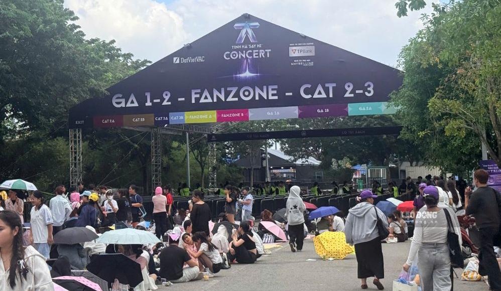 Khán giả xếp ô cả cây số check in concert Tinh hà say hi và Anh trai vượt ngàn chông gai