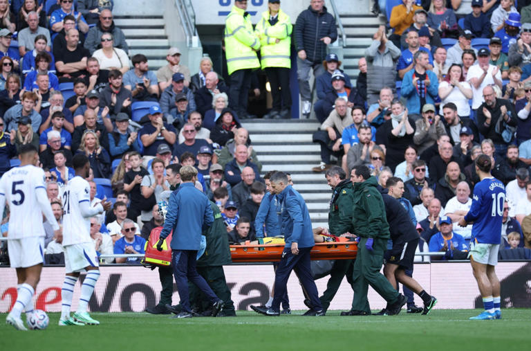Everton fans dispute boos towards Emi Martinez after head injury during ...