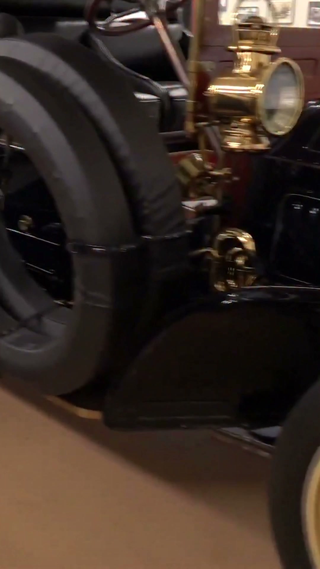 A 1907 Packard limo