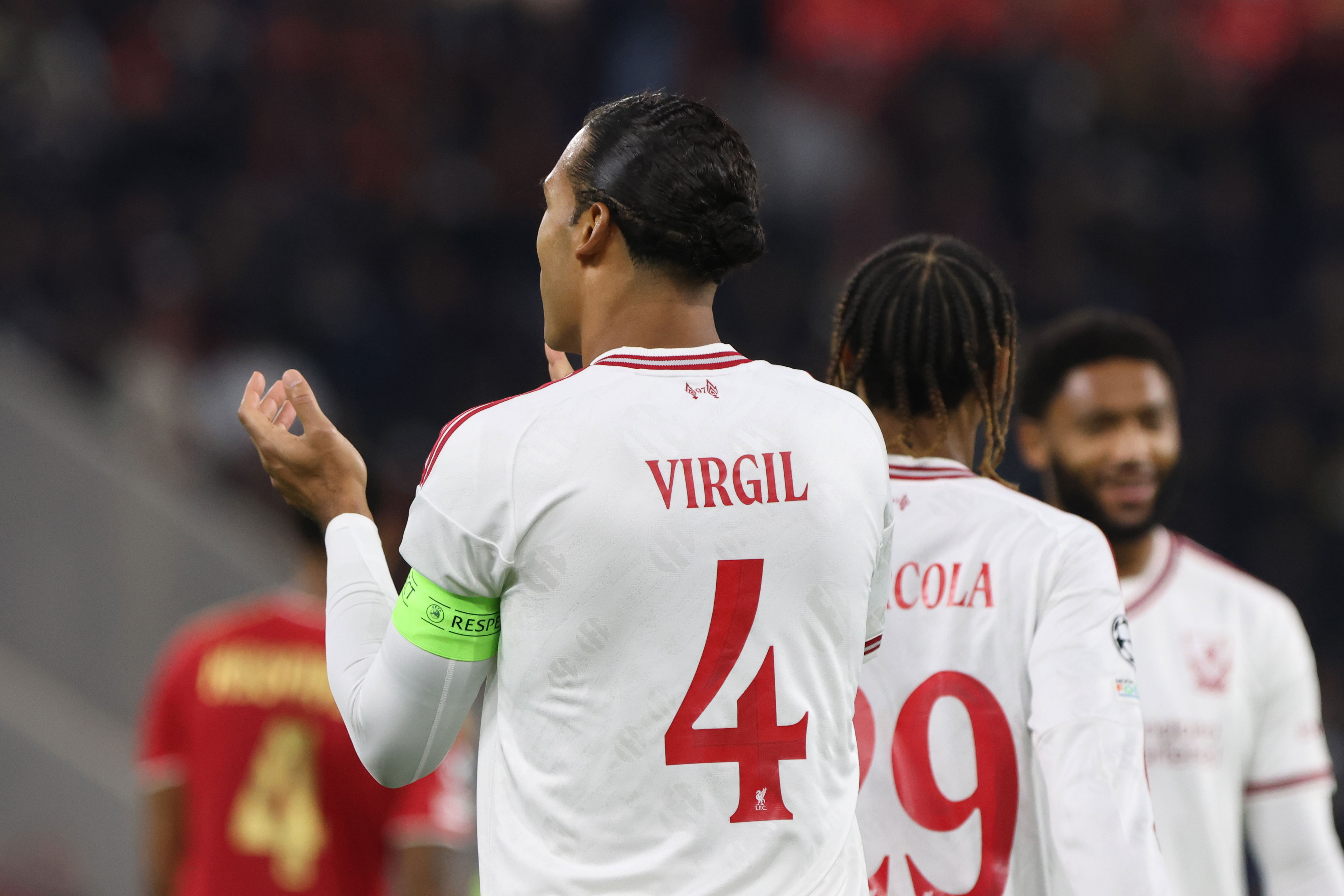 Van Dijk voor 200ste keer captain: zeven Liverpool-iconen gingen hem voor