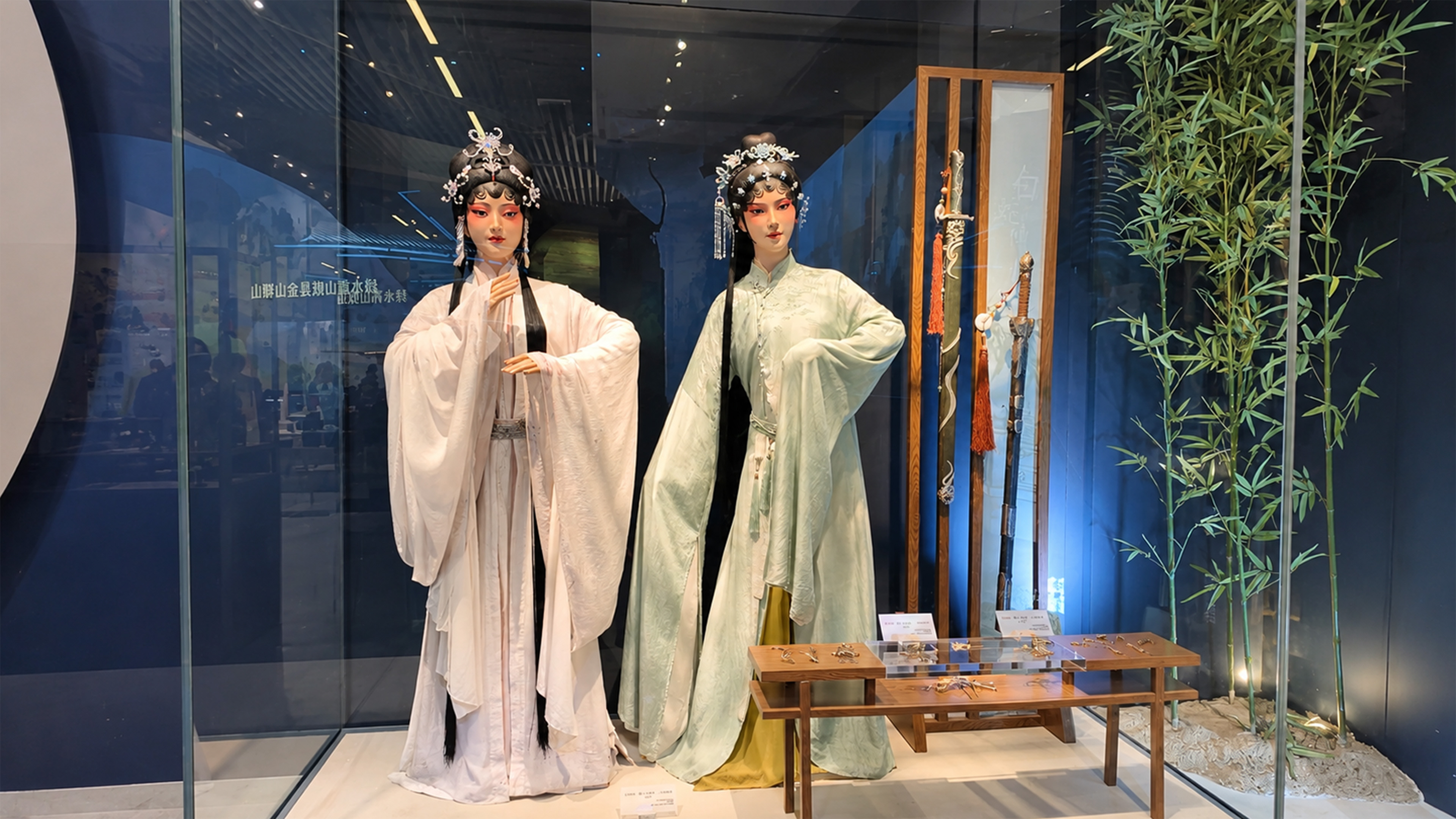 Traditional Chinese opera costumes take center stage in Beijing