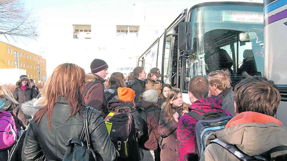 Überfüllter Bus: Kinder können nicht mehr einsteigen – Mutter reicht ...