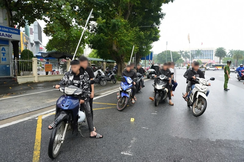 Làm rõ nhóm đối tượng chạy xe máy hơn 80 km/h, mang hung khí diễu phố tại Huế
