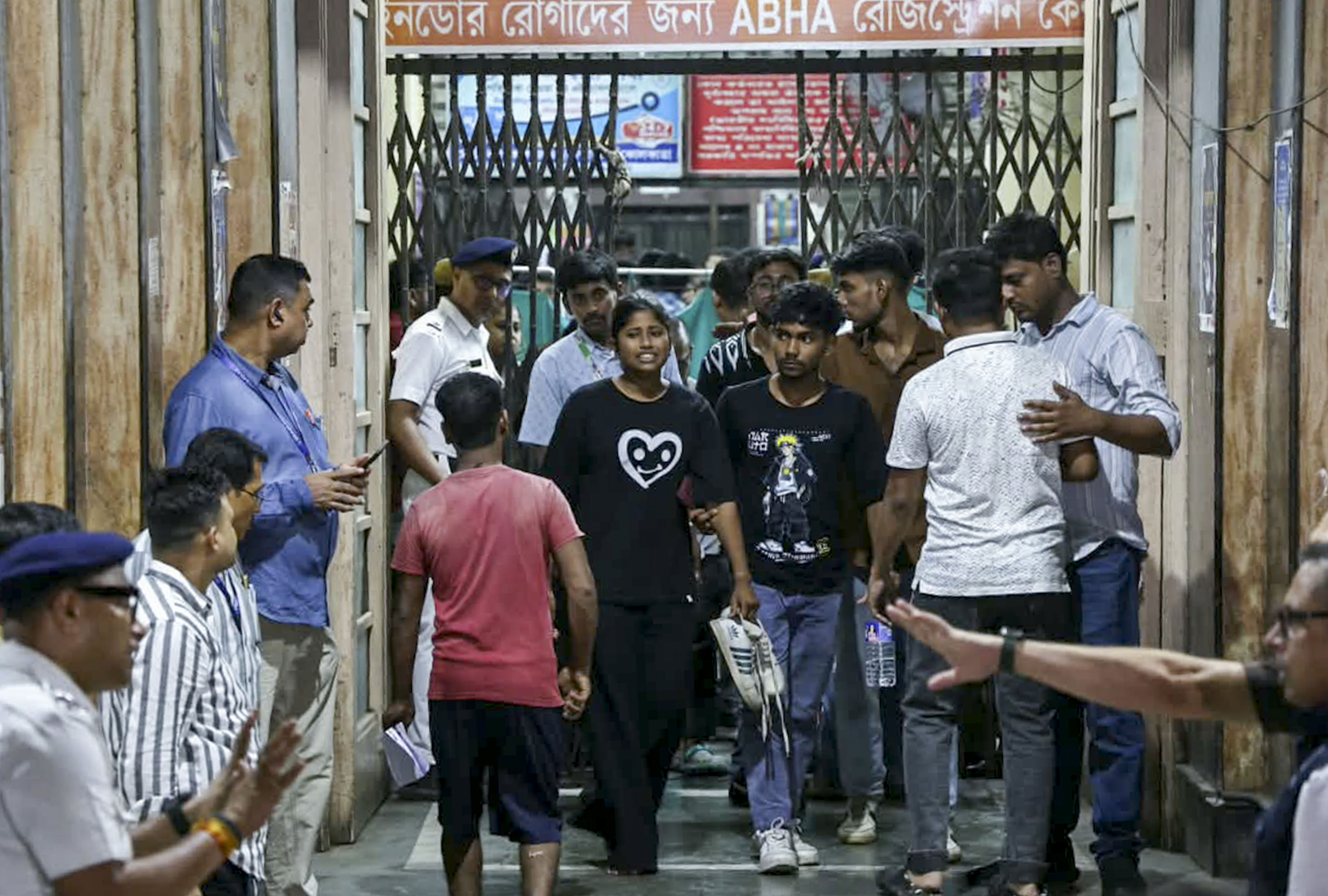 19 dead, 25 injured in Kolkata puja pandal stampede; WB govt to provide ...