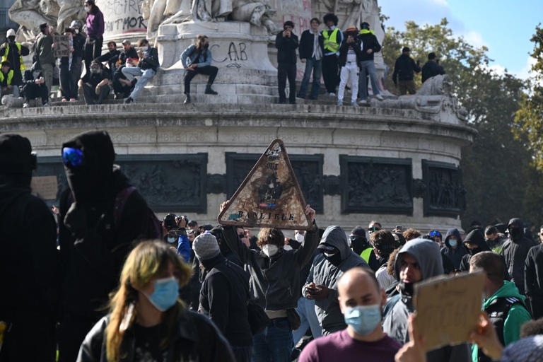 Φλέγεται η Γαλλία: Στους δρόμους χιλιάδες διαδηλωτές, συγκρούσεις με την αστυνομία - Εισέβαλαν στο Δημαρχείο Μασσαλίας