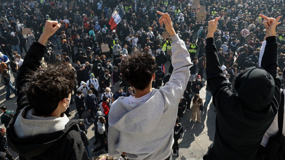 Fanfares, chaos et pillages : le 17 octobre heure par heure