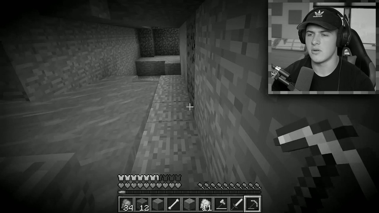 Fooling my friends as Thanos with the Infinity Gauntlet in Minecraft