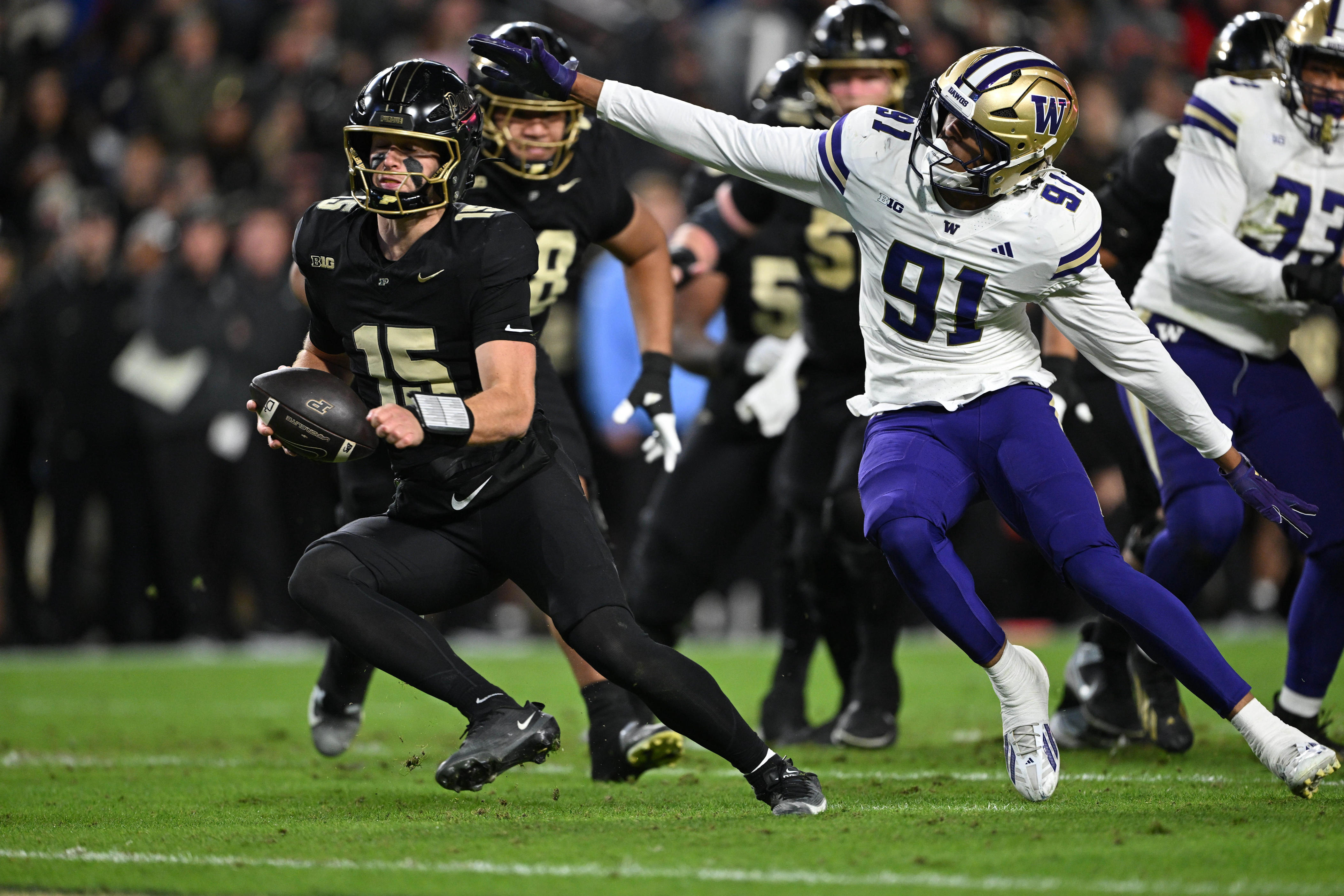 Washington Football edge rusher Isaiah Ward flashes against Purdue
