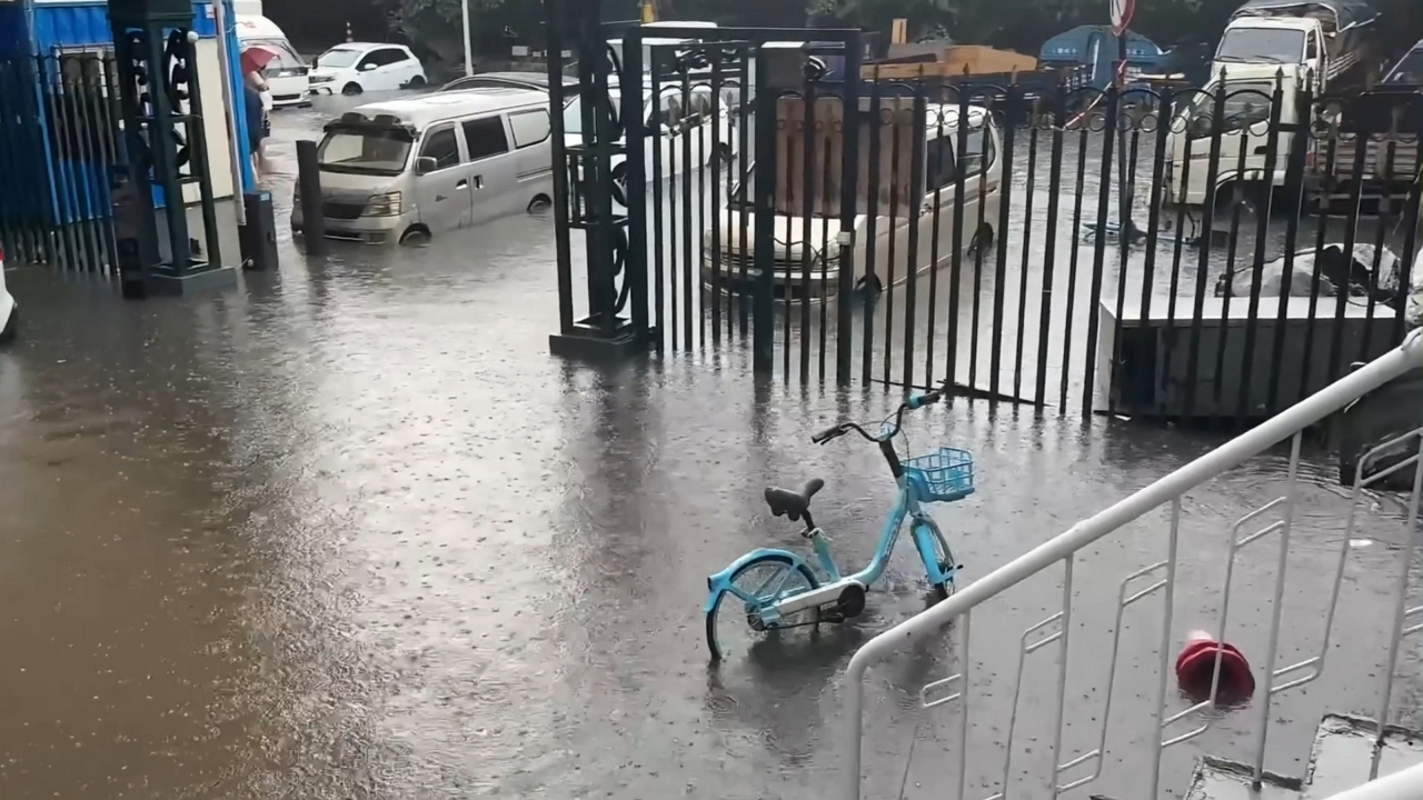 Heavy rain causes flooding in Harbin neighborhood