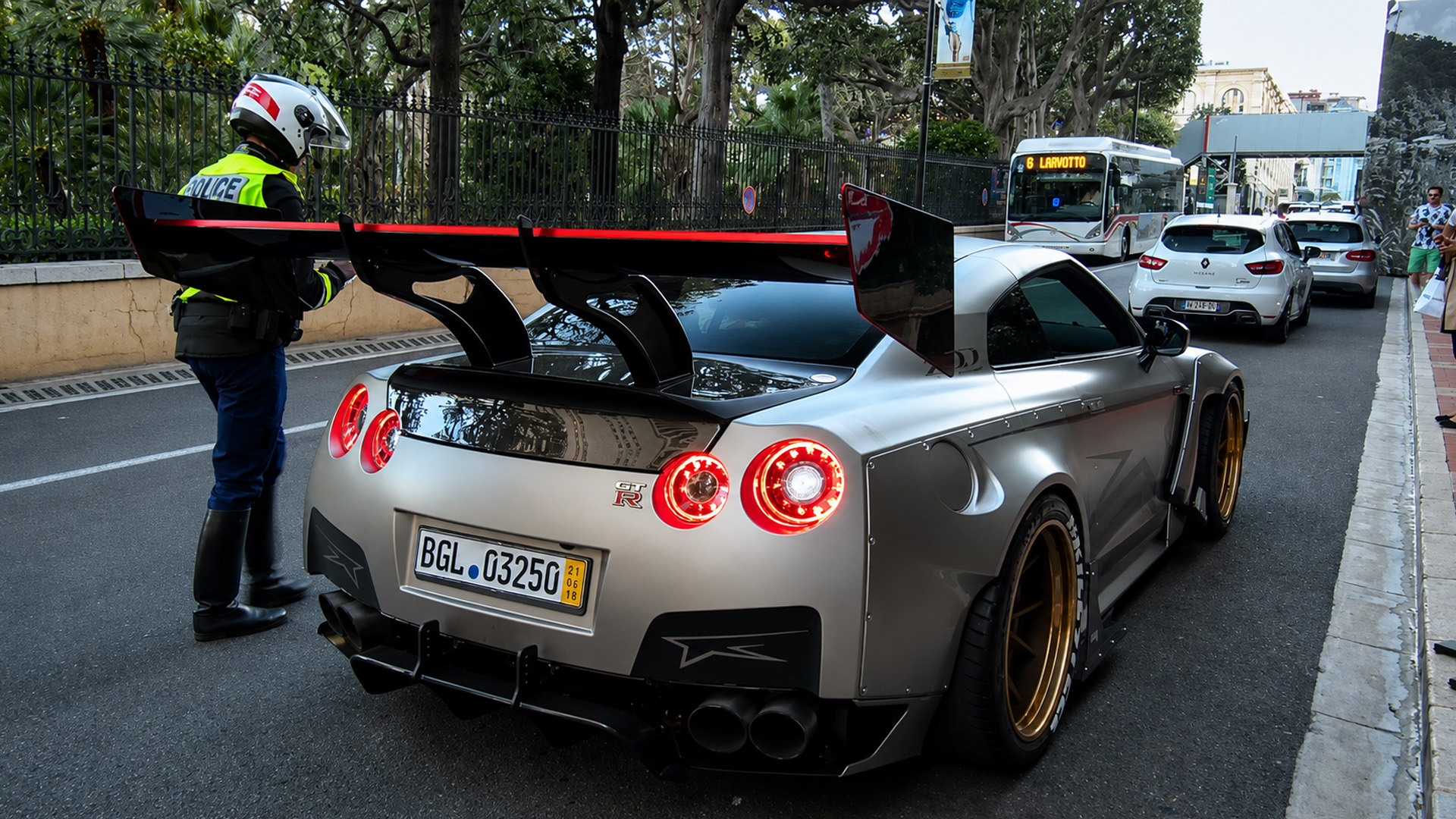 La police tombe sur une Nissan GT-R de 1850 ch dans la circulation