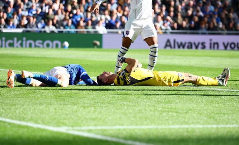 Soccer-Chelsea's Martinez undergoes surgery after collision at Everton