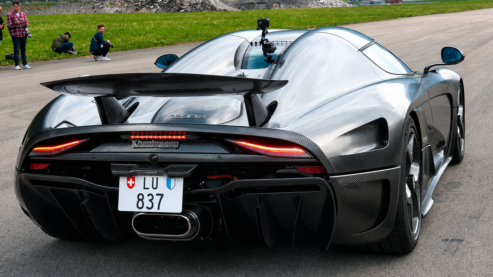 Koenigsegg Regera accelerates at full throttle in a drag race