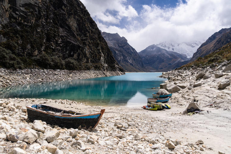 Laguna Paron, with its spectacular sky and the Piramied Peak in the Cordillera Blanca – a famous mountain lake near Caraz in Peru — © Shutterstock / AsiaTravel