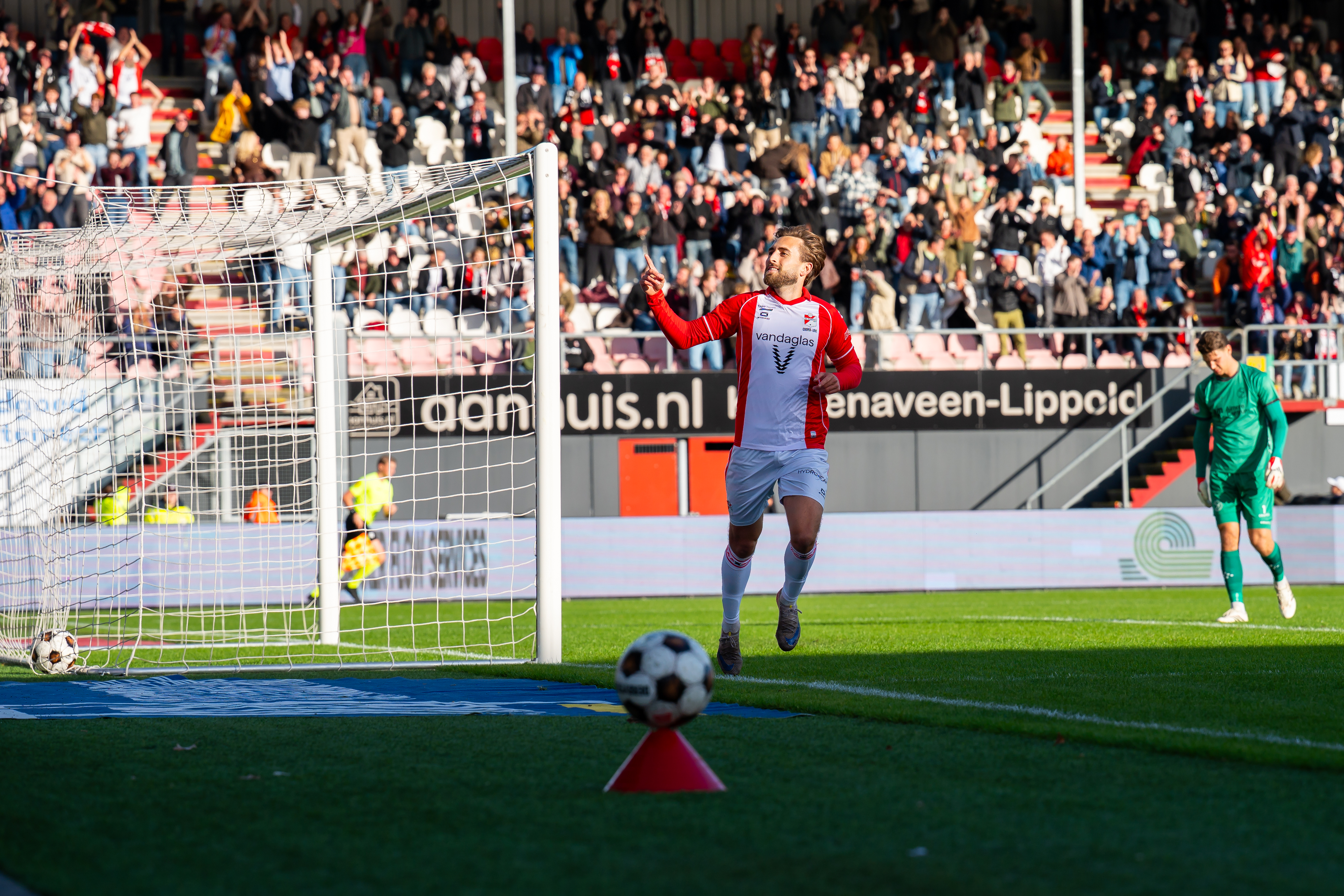 Cooper-Love en Emmen profiteren optimaal van cadeau Almere-keeper