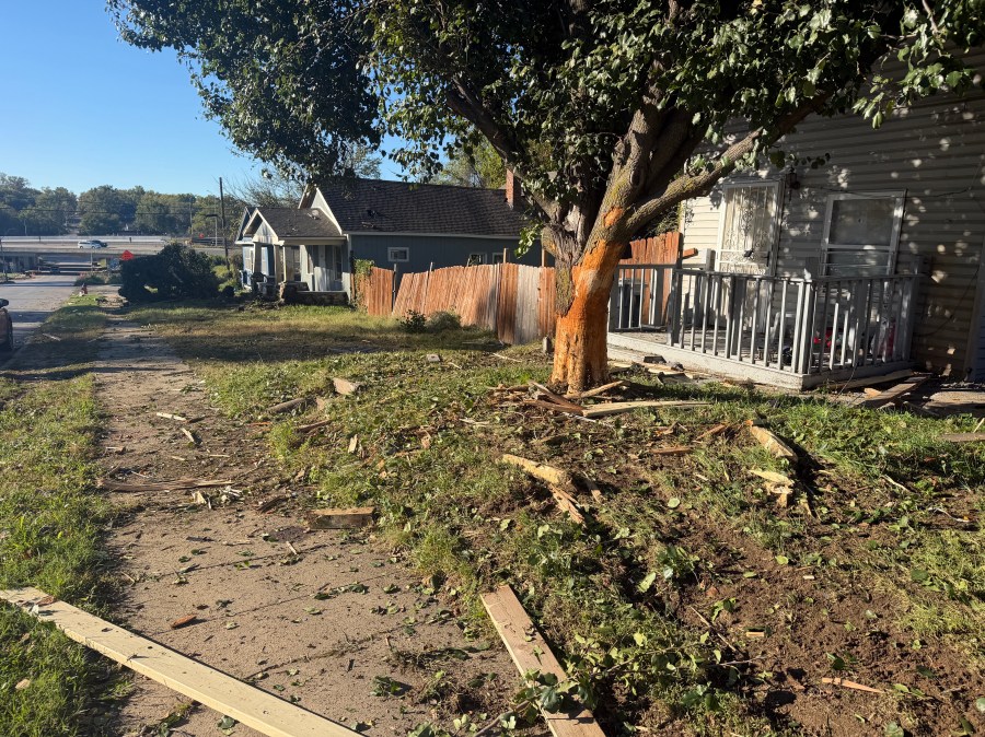 Crash in Kansas City leaves 2 people dead after car hits tree