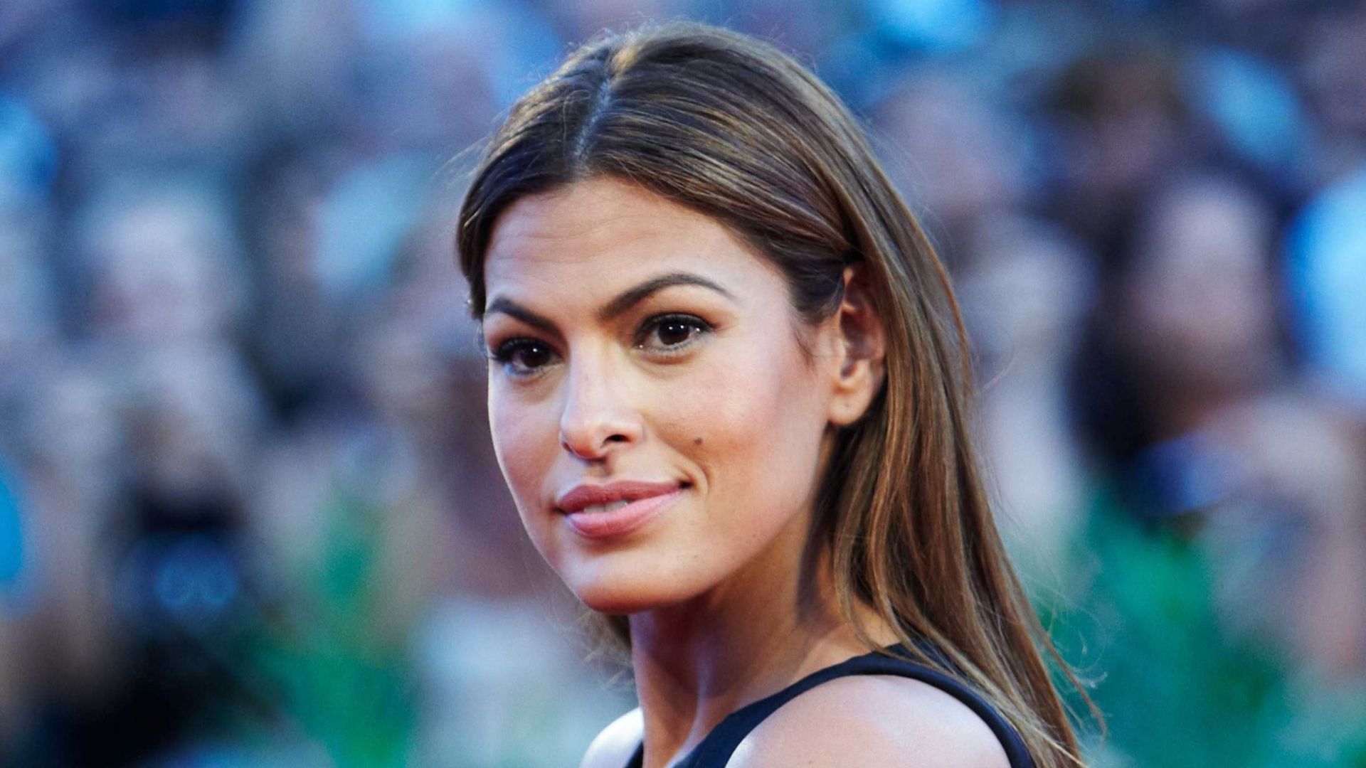 Eva Mendes's miniature Christmas tree sets a benchmark for kitchen ...