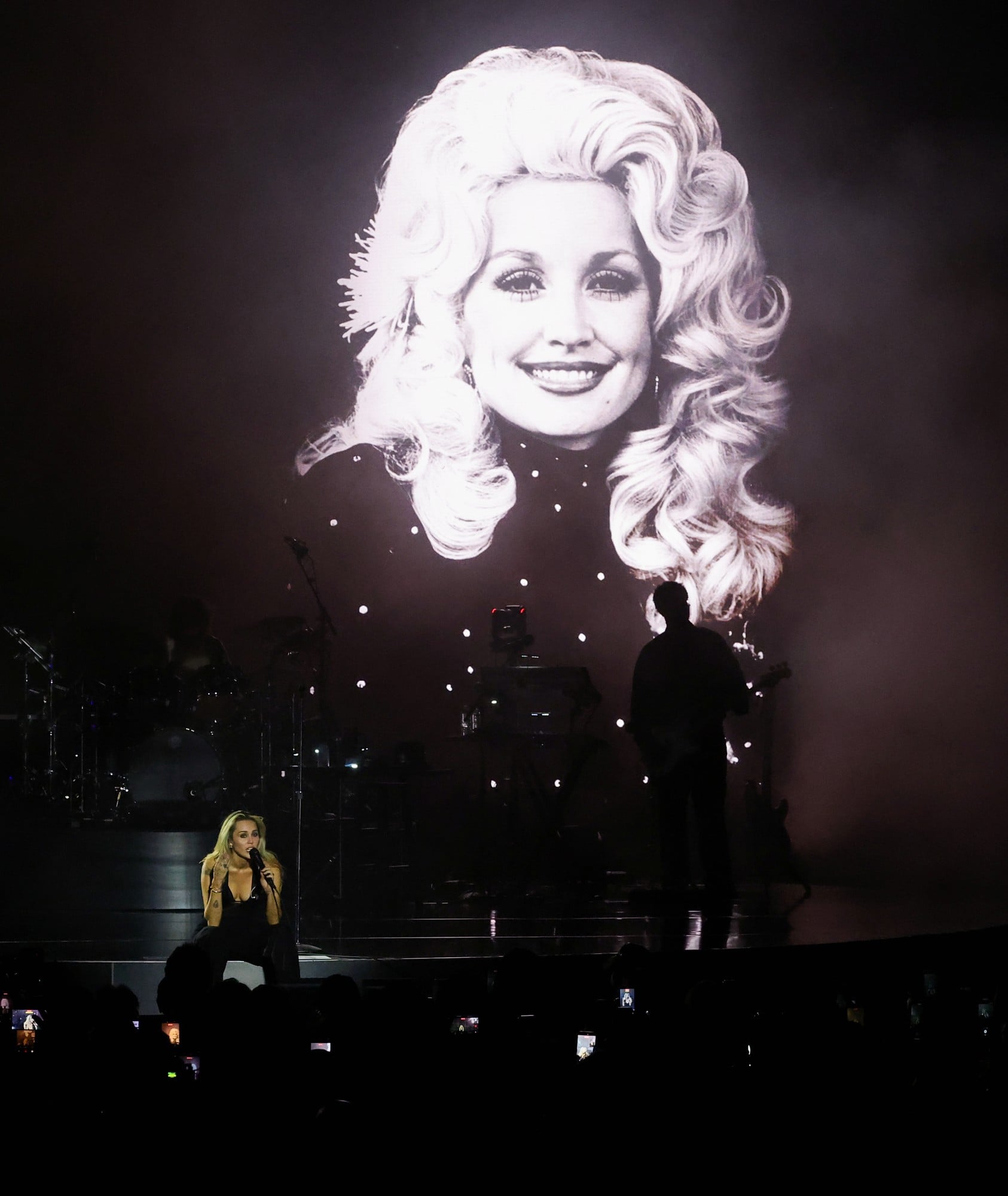 Miley Cyrus performs first full concert in 4 years with Hollywood Bowl ...