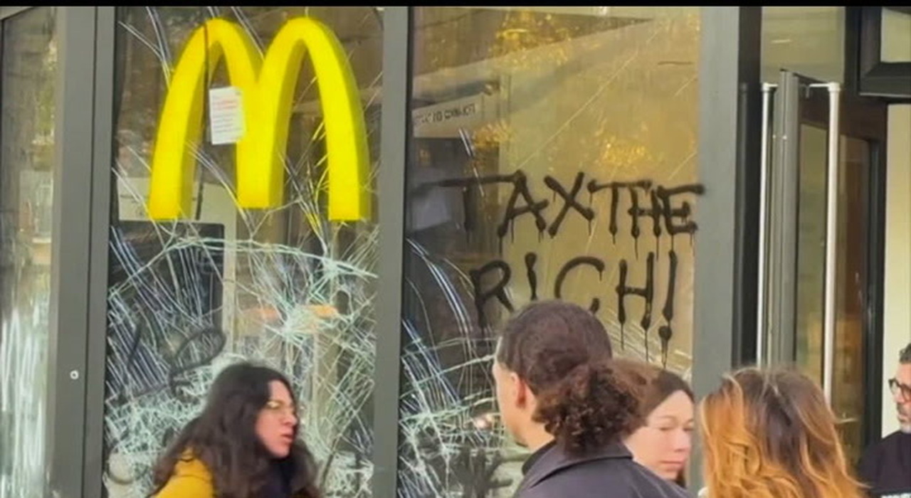 Parigi, i danni il giorno dopo le manifestazioni: 1.800 fermati