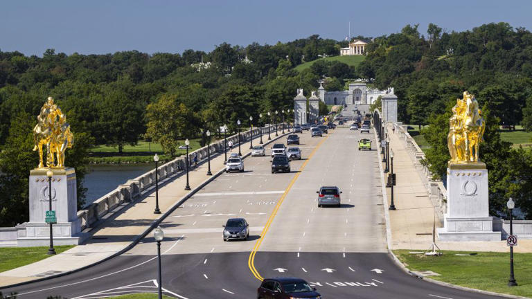 Final plans for 250-foot triumphal arch omit Trump’s idea for military ...