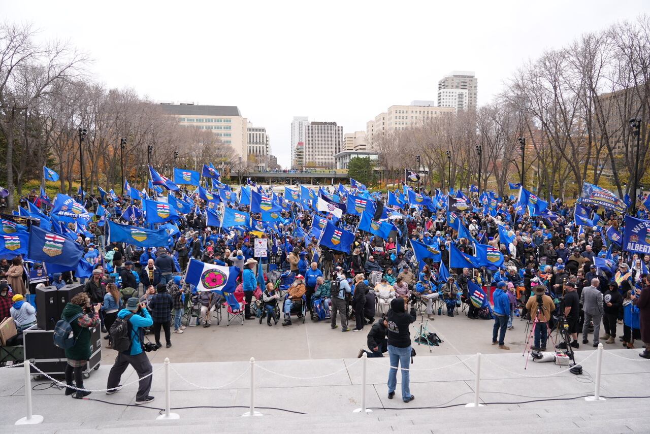 Independence supporters rally outside Alberta's legislature Saturday