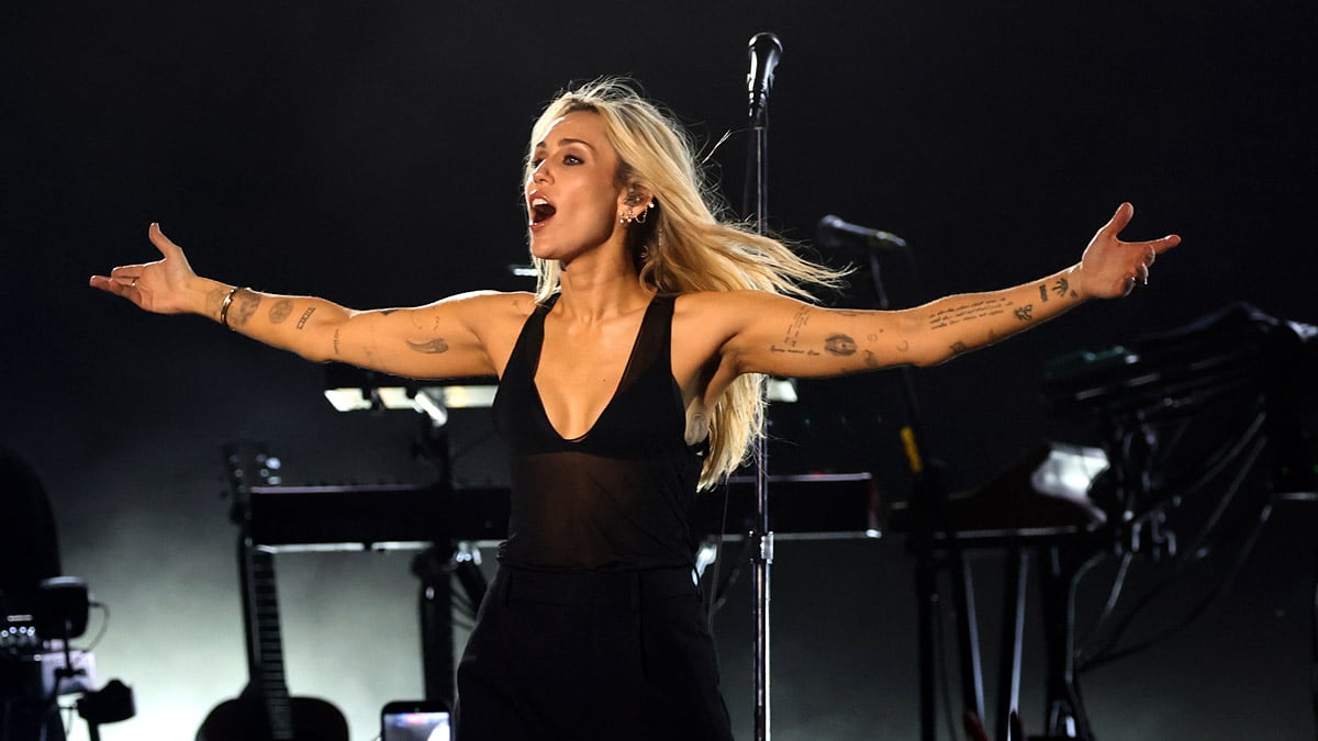 Miley Cyrus performs first full concert in 4 years with Hollywood Bowl ...
