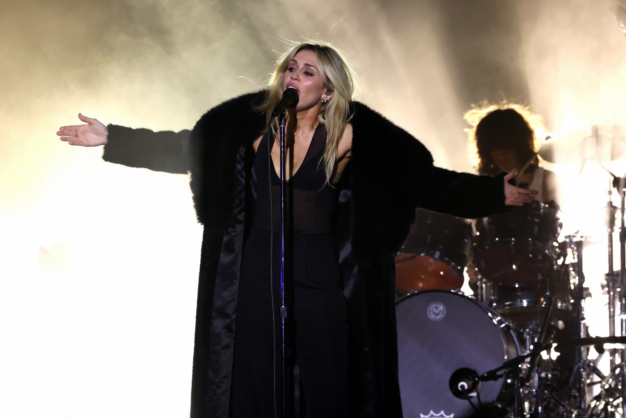 Miley Cyrus performs first full concert in 4 years with Hollywood Bowl ...