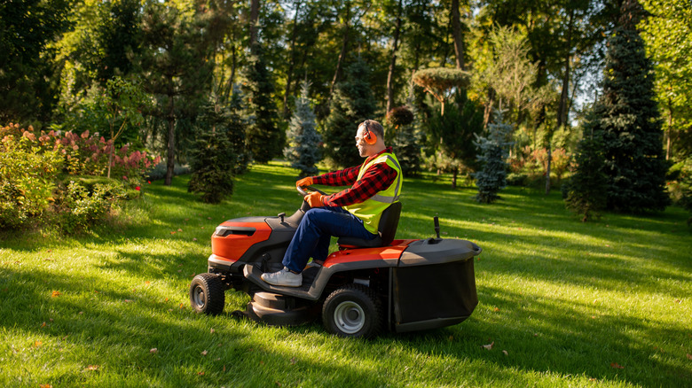 5 mini riding lawn mowers that are great for small yards