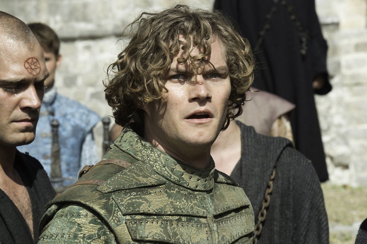 Finn Jones breaks down the difference between “Game of Thrones” and ...