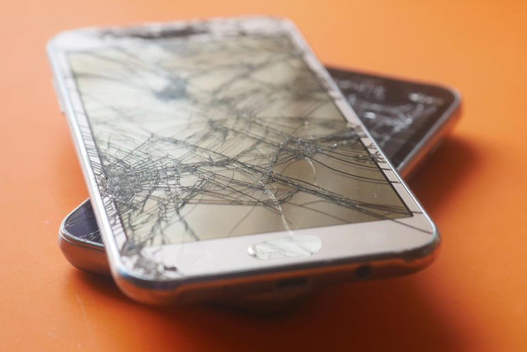 Telefon spadł na chodnik? Na rękojmię nie ma co liczyć, ale nowe ...