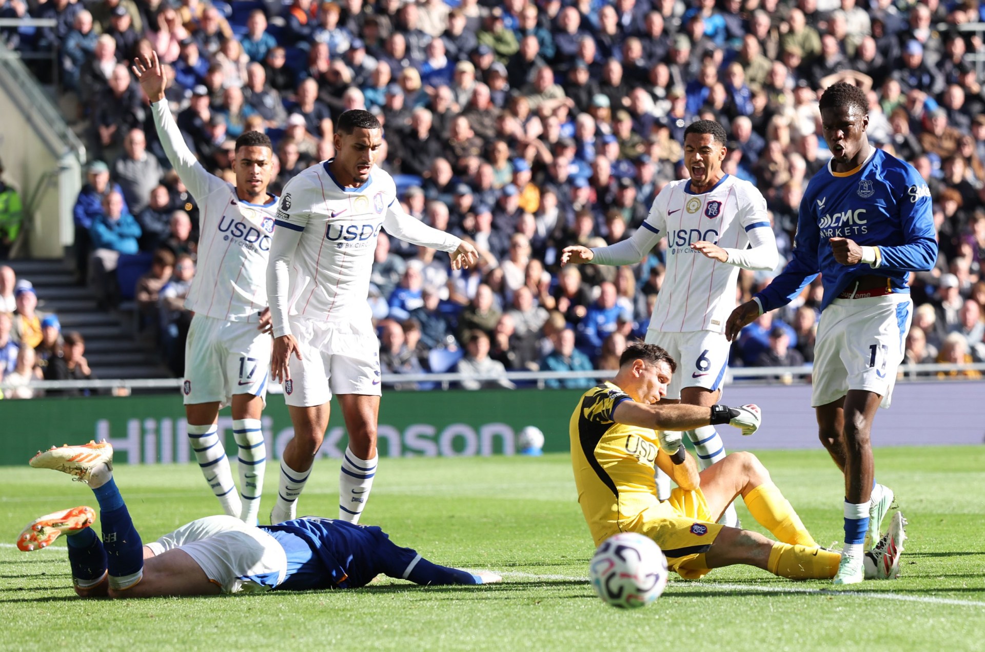 Everton fans dispute boos towards Emi Martinez after head injury during ...